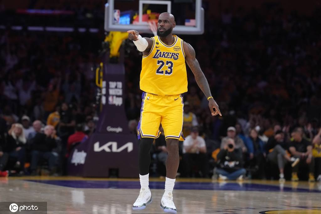 詹姆斯19+8+13 肯纳德27分艾顿19+11湖人胜火箭总分1-0